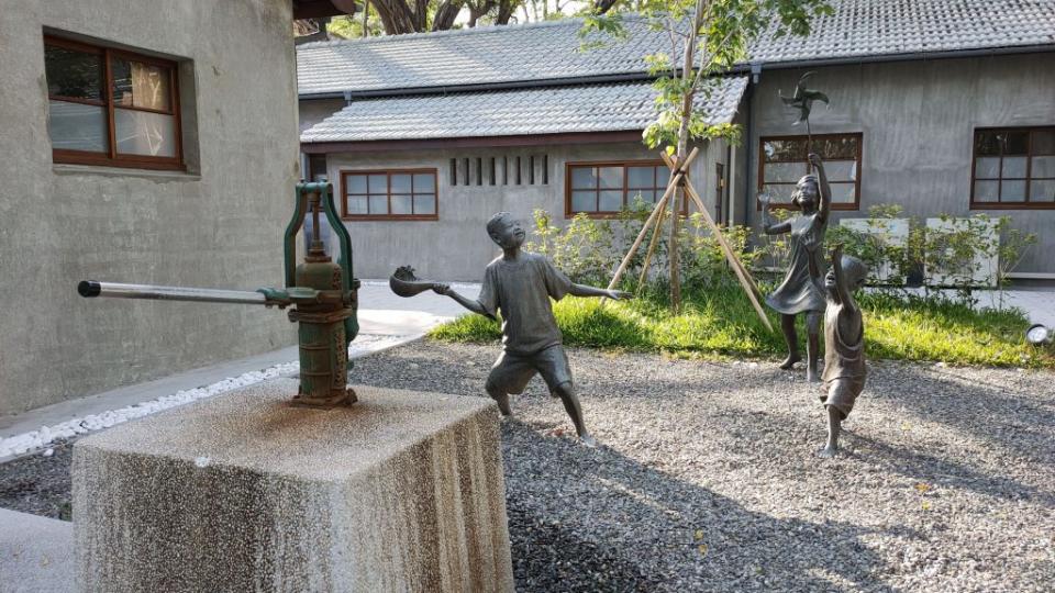 宿舍區打水小孩廣場，重現當年天氣炎熱，小朋友用水協仔汲水戲水畫面。