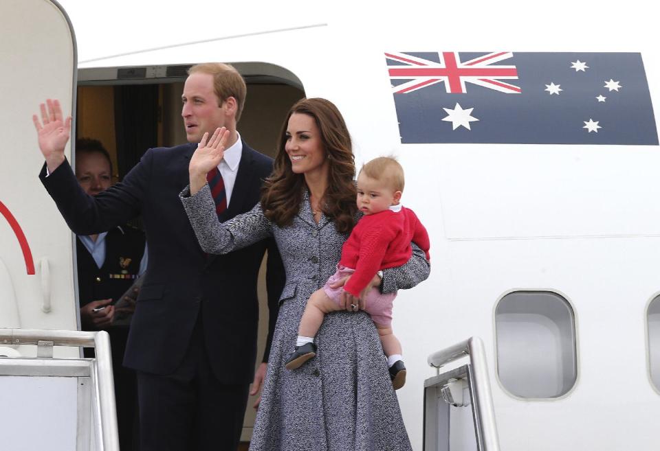 <p>En abril de 2014, el príncipe George acompañó a sus padres en su primer viaje oficial. Fue a Nueva Zelanda y el pequeño robó todo el protagonismo a los duques de Cambridge. Aquí están los tres bajando del avión poco después de aterrizar en Wellington. (Foto: Rob Griffith / AP). </p>