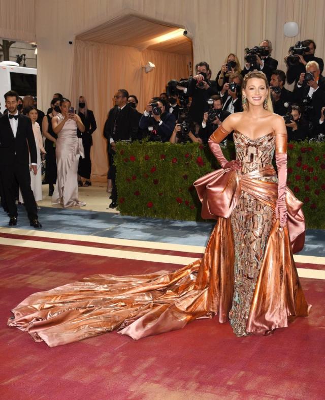 Blake Lively Hops Over Rope At Kensington Palace Exhibit To Fix Her Met Gala  Dress