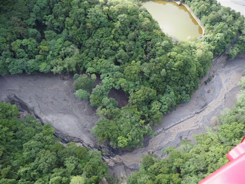 萬大溪主、支流出現多處大面積坍塌，河床大幅提升。(圖／林業署南投分署提供)