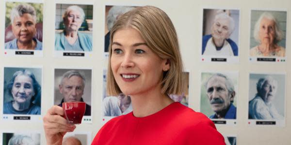 Rosamund Pike está honrada de volverse un icono lésbico por Descuida, yo te cuido