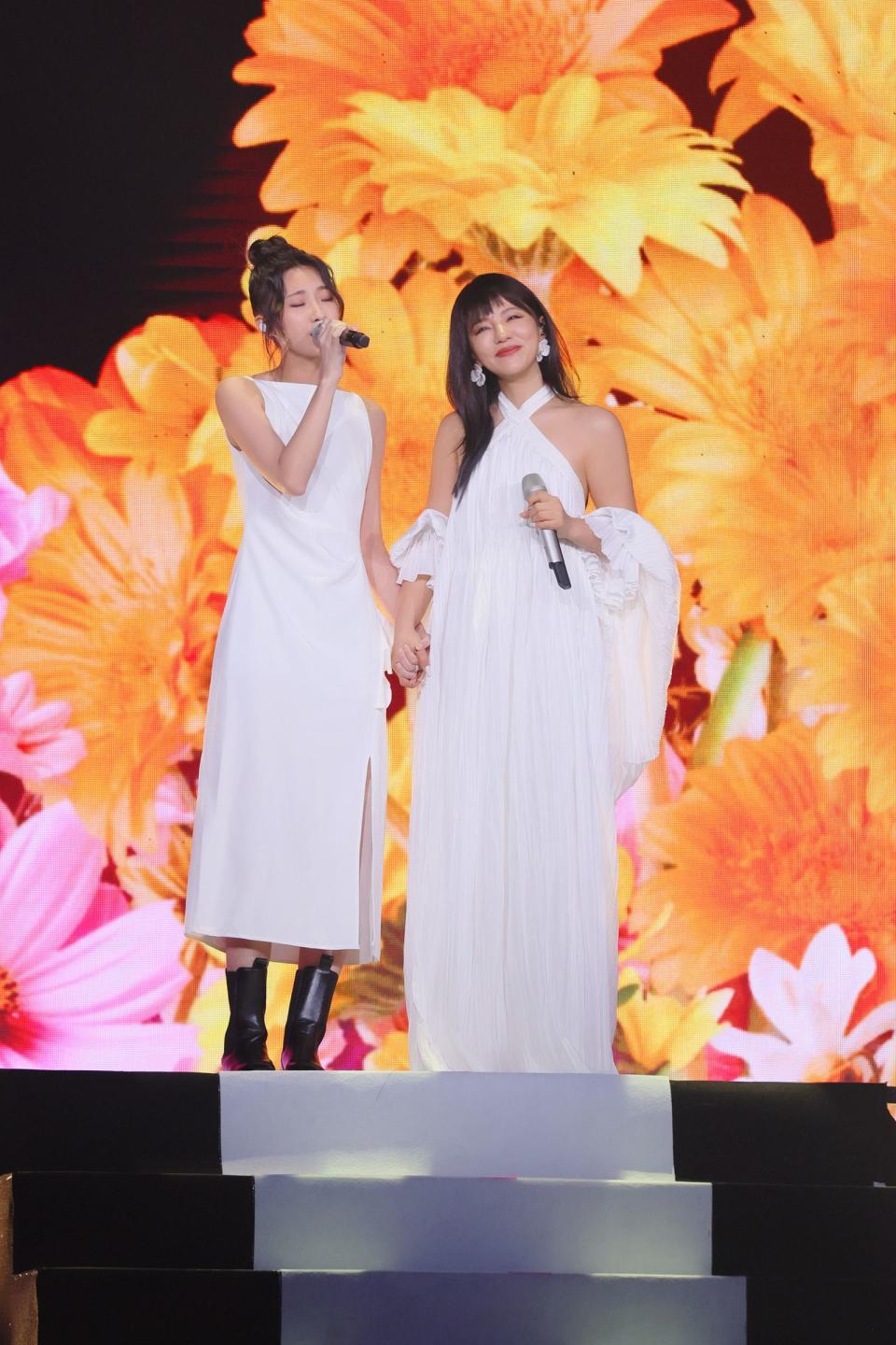 新生代歌手陳華（左）與丁噹合唱〈想和你看五月的晚霞〉。（相信音樂提供）