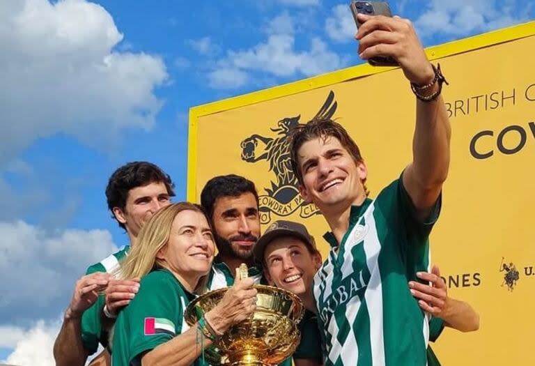 Jeta Castagnola a cargo de la selfie de campeón, con mamá Camila y sus compañeros: Antonio Heguy, Rashid Albwardy y Beltrán Laulhé