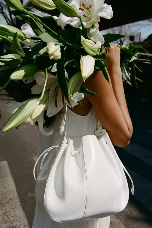 Meet our new Movimento Bucket Bag ❤️ Our reimagined style features  luxurious gold hardware and a top handle #mansurgavriel