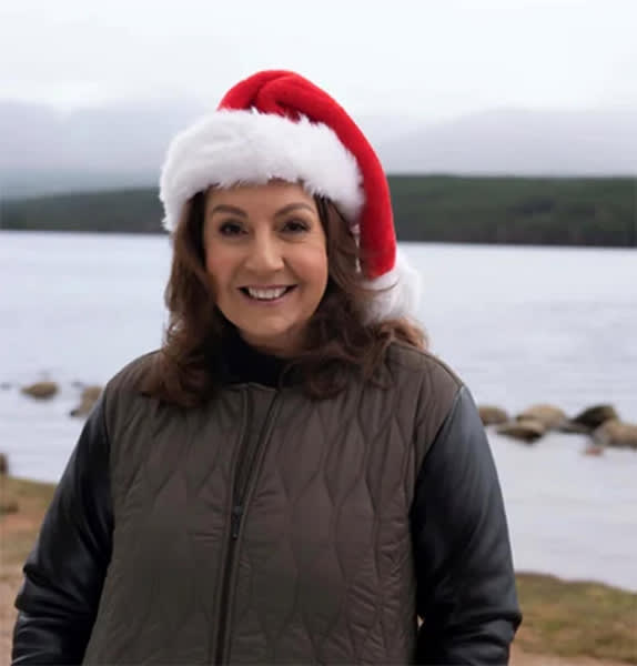 jane-mcdonald-santa-hat