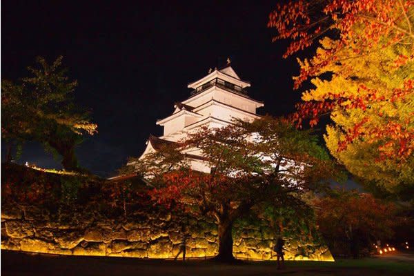 夜晚紅葉，顏色似火。（圖片來源／鶴ヶ城）