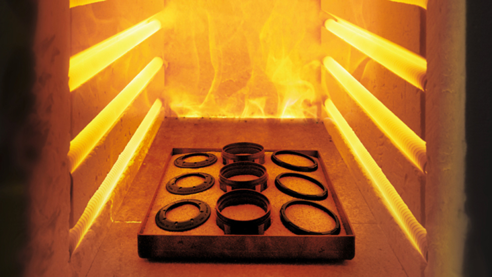 把經過噴砂處理的組件放入爐中經過一定時間的高溫燒結，色調會變成黑色，表面瓷化的作用也讓部件變得更耐磨抗刮。