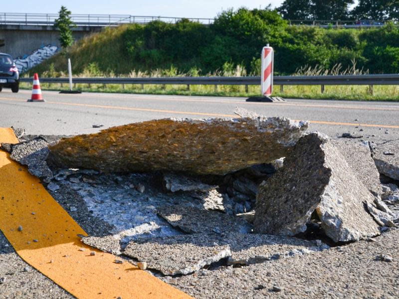 Durch die Hitze hat sich der Fahrbahnbelag auf der A5 in der Nähe der Anschlussstelle Heidelberg/Schwetzingen um rund 30 Zentimeter angehoben. Zwei Fahrzeuge erlitten deshalb einen leichten Unfall. Foto: Rene Priebe