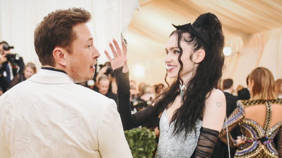 Elon Musk y Grimes posando para la prensa en un evento e Nueva York en 2018.