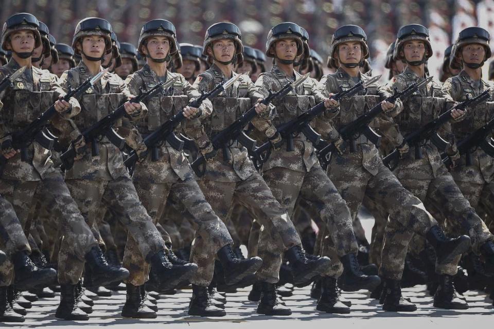 中國軍校招生的吸引力在逐步下降，很多軍校即使降低了分數，仍然沒有招足學生。圖為中國人民解放軍。(取自推特)