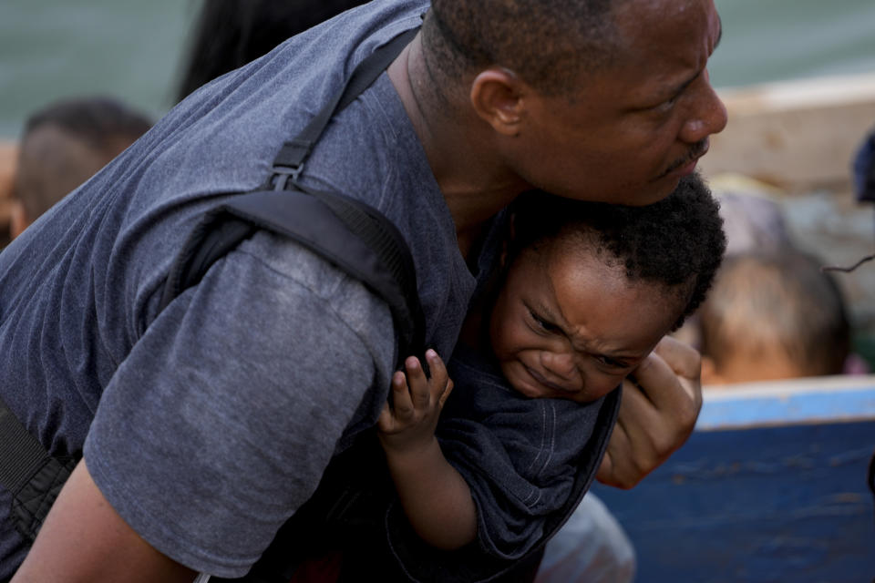 Un migrante desembarca a su llegada a Bajo Chiquito, Panamá, el sábado 6 de mayo de 2023, después de cruzar a pie la selva del Darién desde Colombia. (AP Foto/Natacha Pisarenko)