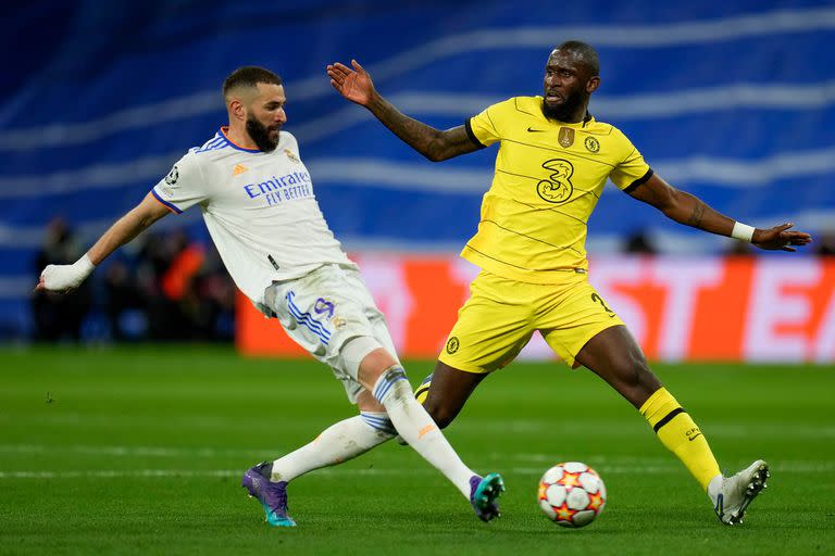 Karim Benzema vs. Antonio Rudiger, en una escena del último Real Madrid vs. Chelsea, disputado en abril del año pasado