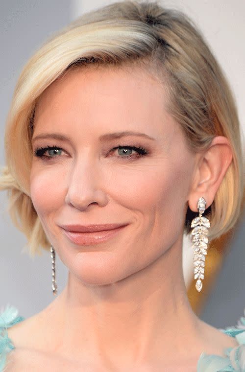 Australians favourite actress was adorned in drop platinum, marquise and diamonds earrings by Tiffany & Co.