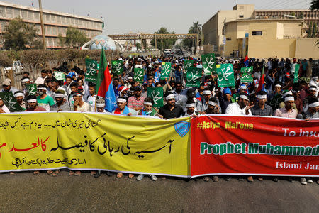 Supporters of Jamiat Talaba Islam (JTI), student wing of religious and political party Jamaat-e-Islami (JI) hold signs as they chant slogans after the Supreme Court overturned the conviction of a Christian woman sentenced to death for blasphemy against Islam, during a protest in Karachi, Pakistan November 1, 2018. REUTERS/Akhtar Soomro