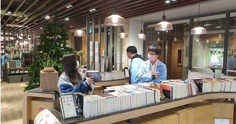 台北市信義區永春圖書館設備老舊，經過台北市議員王鴻薇排除萬難協調下，促成松山家商將閒置土地轉作新的智慧圖書館，提供民眾更多選擇。（圖／翻攝松山家商圖書館臉書）