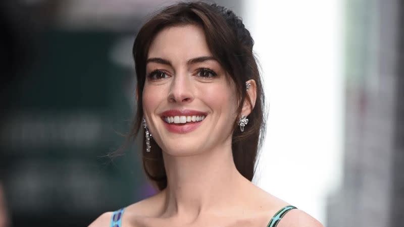 ▲安海瑟薇單穿小可愛秀好身材。（圖／Anne Hathaway IG）