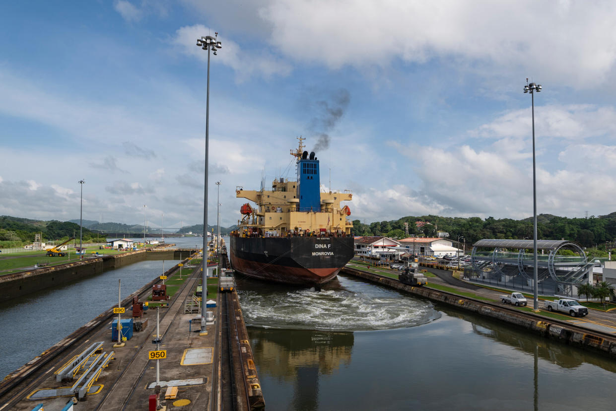 Un carguero en el canal de Panamá en septiembre. El año pasado, las autoridades tuvieron que reducir de manera drástica el número de buques autorizados. (Nathalia Angarita/The New York Times)

