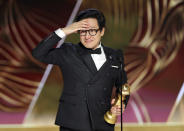 En esta imagen proporcionada por NBC, Ke Huy Quan recibe el premio a mejor actor de reparto por "Everything Everywhere All at Once" en la 80a entrega anual de los Globos de Oro en el Hotel Beverly Hilton el 10 de enero de 2023 en Beverly Hills, California. (Rich Polk/NBC vía AP)