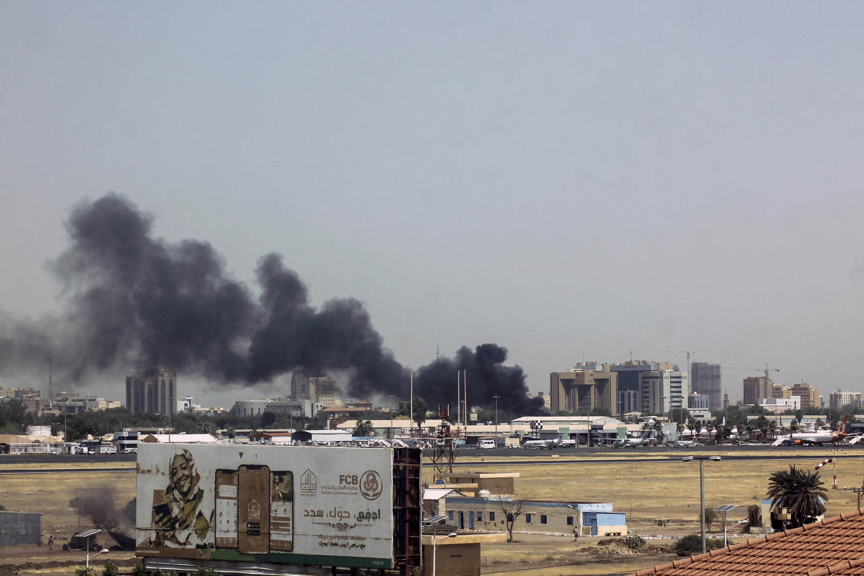 Une épaisse fumée au-dessus de bâtiments à proximité de l’aéroport de Khartoum, le 15 avril 2023, au milieu d’affrontements dans la capitale du Soudan.