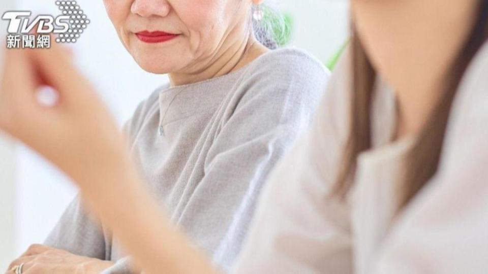 有網友建議人妻可以跟婆婆訴苦分手之痛。（示意圖／Shutterstock達志影像）