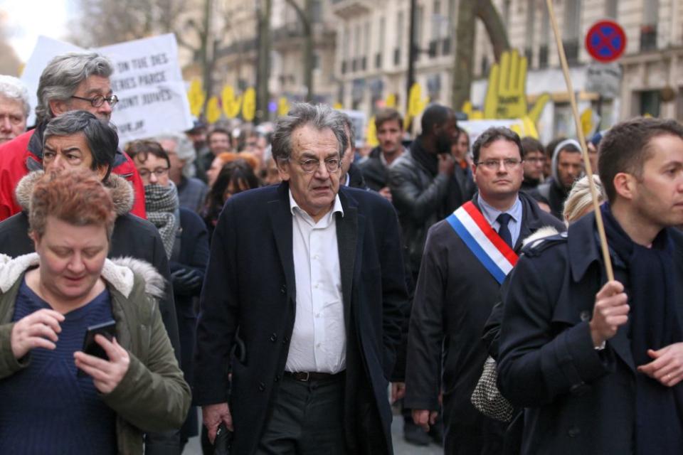 <p>A noter que la mobilisation de samedi a été marquée par l’agression verbale dont à été victime Alain Finkielkraut. Alors qu’il se trouvait aux alentours du boulevard Montparnasse, le philosophe a croisé la route des gilets jaunes. Une poignée d’entre eux, particulièrement virulents, l’ont violemment pris a partie. « <em>Barre-toi !</em> », « <em>Sale merde</em> », « <em>Rentre chez toi</em> », « <em>La France, elle est à nous</em> », « <em>Tu vas mourir</em> », « <em>Tu vas aller en enfer</em> », « <em>Le peuple va te punir</em> » : pendant plus d’une minute, l’auteur de <em>La défaite de la pensée</em> a vu se déverser sur lui un tombereau d’insultes.<br>(Crédit : Getty Images) </p>