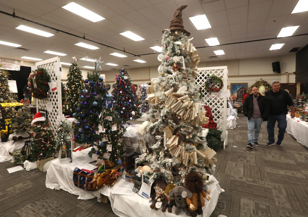 ZanesvilleMuskingum County Chamber of Commerce's Festival of Trees