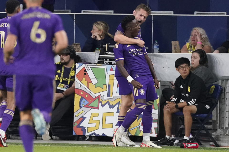 El colombiano Iván Angulo y Duncan McGuire festejan un gol del Orlando City ante Nashville, en los playoffs de la MLS, el martes 7 de noviembre de 2023 (AP Foto/George Walker IV)