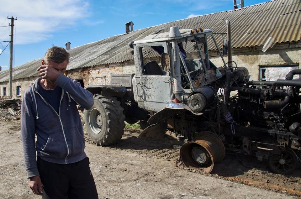 Un lugareño ve su tractor destruido en una granja en la aldea de Mala Rohan (EPA)