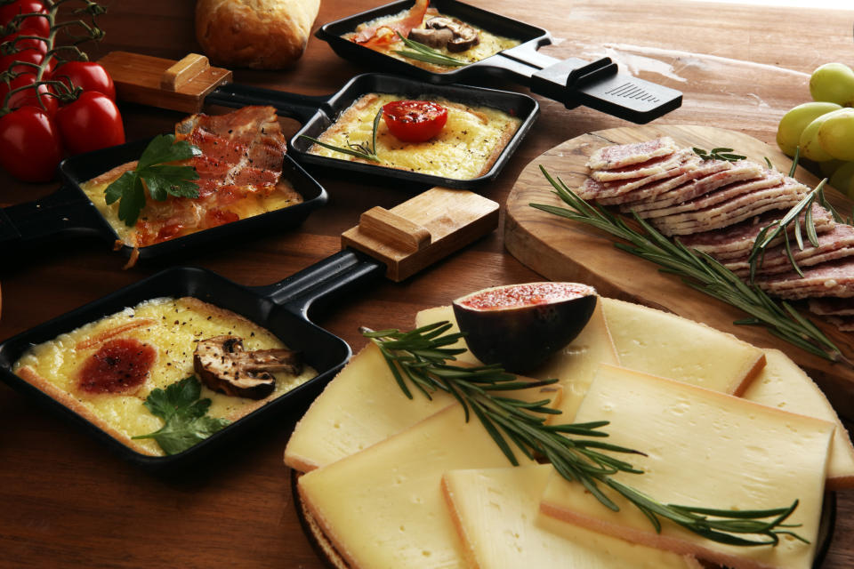 Wer kennt es nicht? Das traditionelle Raclette an Feiertagen. (Bild: Getty Images)