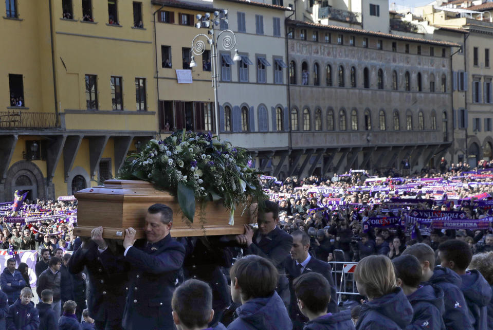 <p>Astoris Sarg auf dem Weg zur Kirche. (Bild: AP Photo/Alessandra Tarantino) </p>