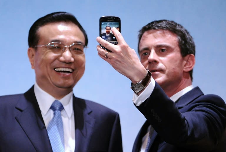 French Prime Minister Manuel Valls (R) and his Chinese counterpart Li Keqiang take a selfie in Toulouse, on July 2, 2015