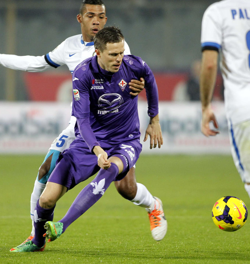 Fiorentina's Josip Ililic, foreground, is challenged by Inter Milan's Rolando during a Serie A soccer match at the Artemio Franchi stadium in Florence, Italy, Saturday, Feb. 15, 2014. (AP Photo/Fabrizio Giovannozzi)
