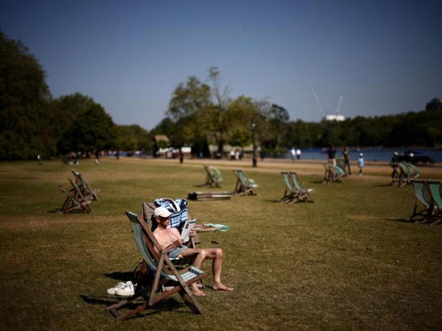 Pourquoi est-il important de porter des lunettes de soleil ? - Sciences et  Avenir