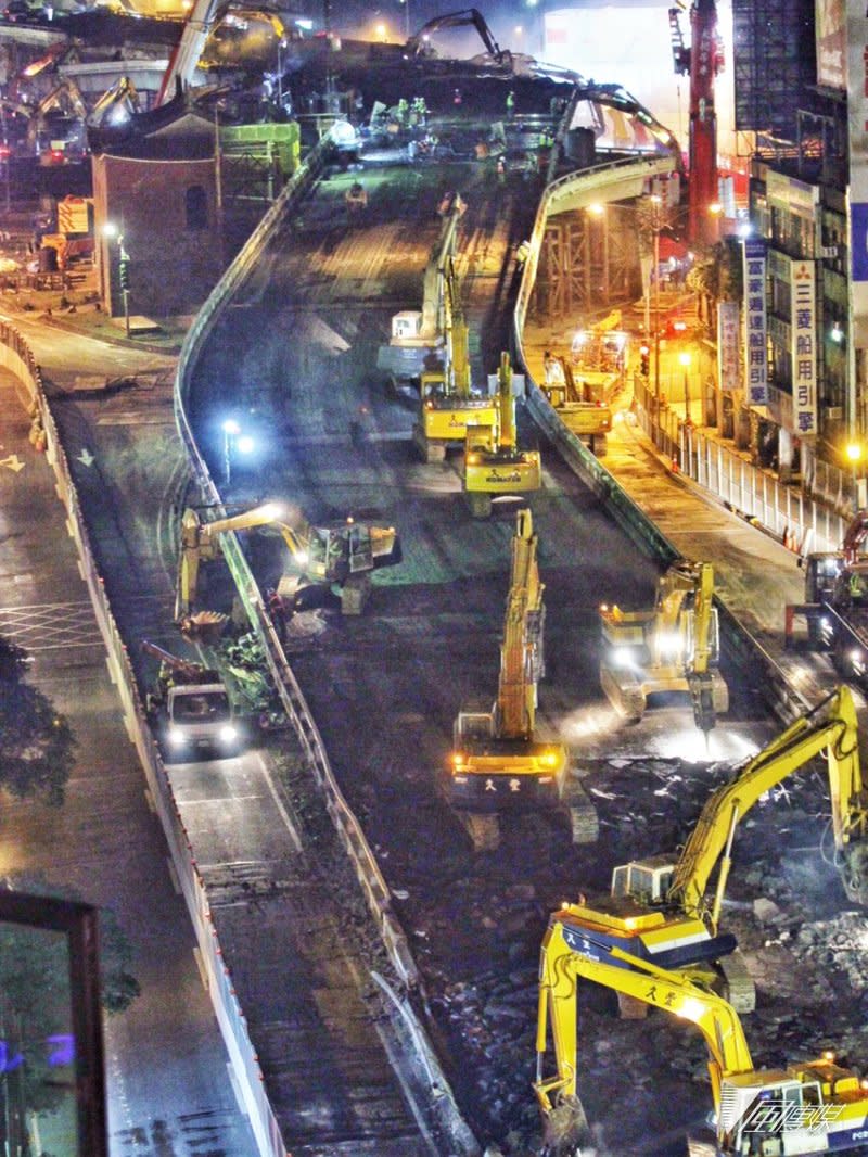台北市政府7日凌晨拆除忠孝橋引橋。（曾原信攝）