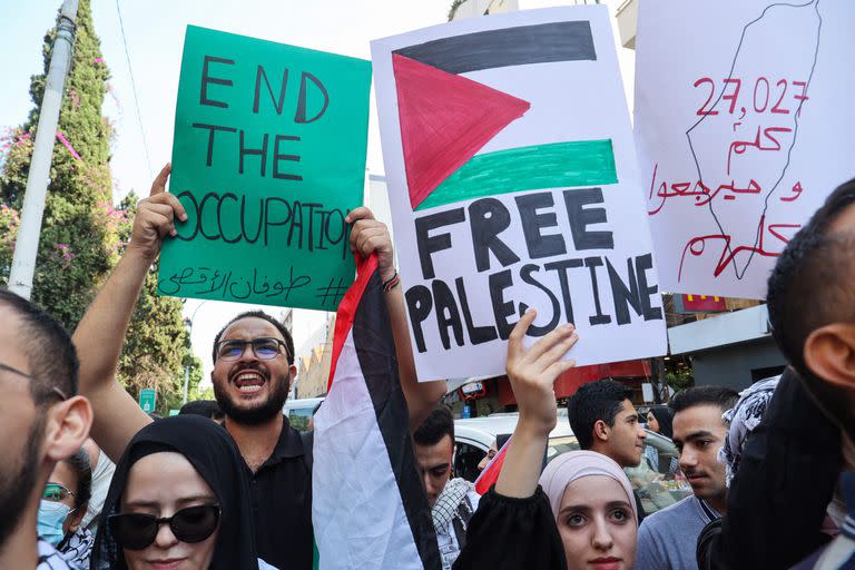 Estudiantes de la Universidad Americana de Beirut (AUB) levantan carteles durante una manifestación en apoyo a los palestinos frente a la puerta principal de la universidad en la capital libanesa el 9 de octubre de 2023.