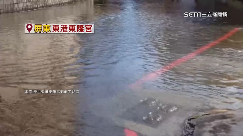 東隆宮遭海水倒灌，水從水溝蓋不斷冒出。（圖／翻攝自東港東隆宮溫府王爺廟）