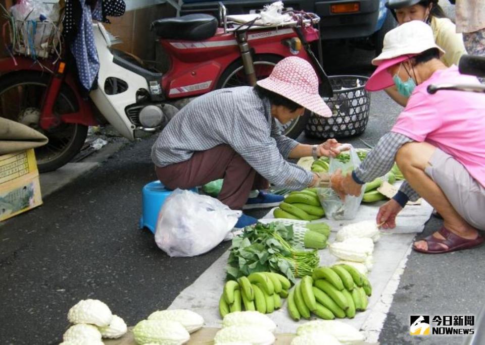 ▲好賺？女大生炫耀「賣菜4天賺2萬」，一句話狠打臉。（圖／記者陳雅芳攝，2017.8.21）