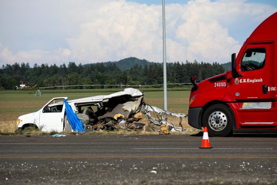 Ein beschädigtes Fahrzeug steht am Donnerstag, 18. Mai 2023, am Straßenrand der Interstate 5 in Richtung Norden in Marion County, Oregon. (AP)