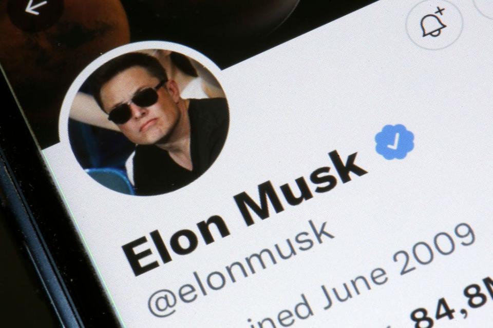 (Archivbild) Elon Musk kündigte über Nacht an, den Verkauf des blauen Häkchens so lange auf Eis zu legen, bis Fake Accounts ausgeschlossen werden können.  - Copyright: Chesnot/Getty Images