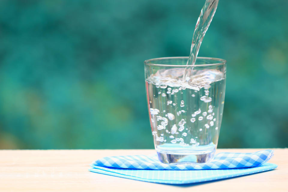 Wasser wird gerne spritzig getrunken. (Symbolbild: Getty Images)