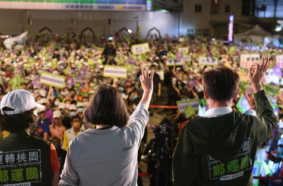 蔡英文總統10日晚間出席民進黨桃園市長候選人鄭運鵬大園、觀音、新屋聯合後援會成立大會。   圖：民進黨提供