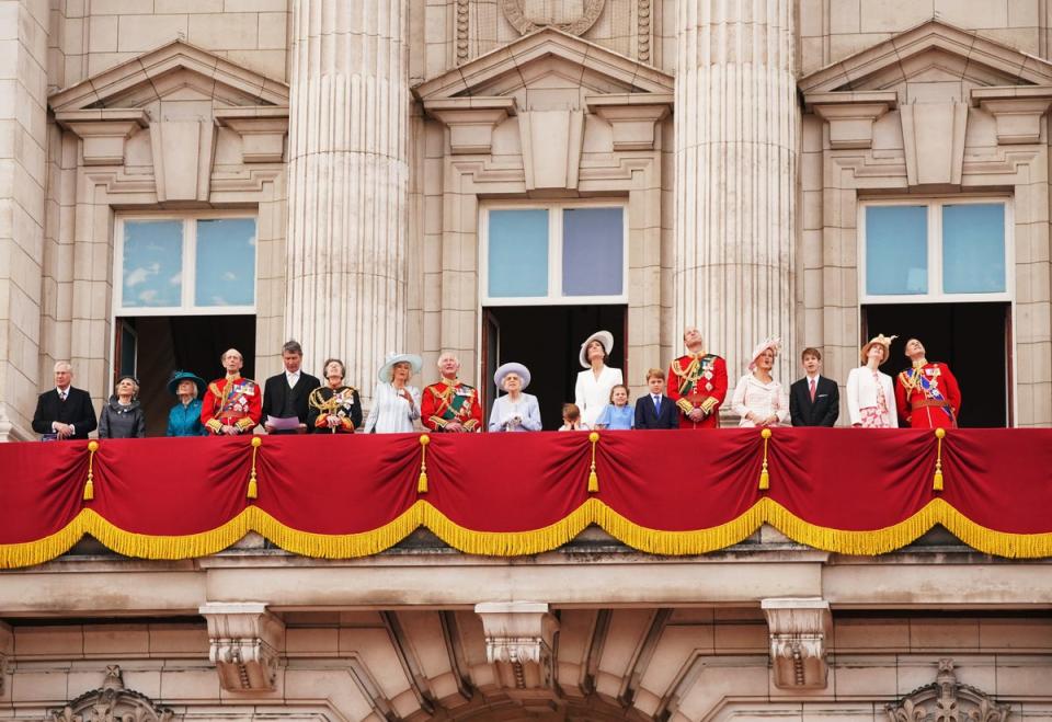 (Left to right) The Duke of Gloucester, Duchess of Gloucester, Princess Alexandra, Duke of Kent, Vice Admiral Sir Tim Laurence , the Princess Royal, the Duchess of Cornwall, the Prince of Wales , Queen Elizabeth II , Prince Louis, the Duchess of Cambridge, Princess Charlotte, Prince George, the Duke of Cambridge, the Countess of Wessex, James Viscount Severn, Lady Louise Windsor, and the Earl of Wessex on the balcony of Buckingham Palace, to view the Platinum Jubilee flypast, on day one of the Platinum Jubilee celebrations.  Picture date: Thursday June 2, 2022. PA Photo. See PA story ROYAL Jubilee. Photo credit should read: Jonathan Brady/PA Wire (PA)