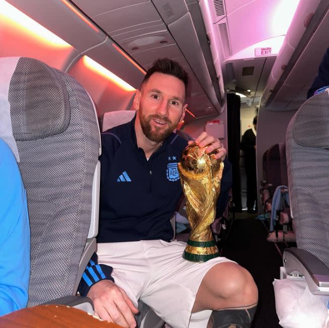 梅西回阿根廷的班機上，拿著大力神盃合照。（圖／翻攝自梅西IG）
