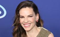 Im US-Fernsehen lüftete Hilary Swank das Geheimnis: Gemeinsam mit Ehemann Philip Schneider erwartet die Oscarpreisträgerin Zwillinge - und das mit 48 Jahren. Die Schauspielerin ist nicht die Einzige, die in reiferem Alter schwanger wurde. Wir zeigen, welche Promi-Damen mit (teilweise weit) über 40 noch Nachwuchs bekamen ... (Bild: Dia Dipasupil/Getty Images)