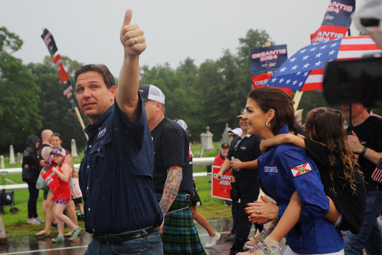 Floridas Gouverneur Ron DeSantis mit seiner Familie bei einem Marsch zum Nationaltag des 4. Juli in Merrimack (Bild: REUTERS/Brian Snyder)