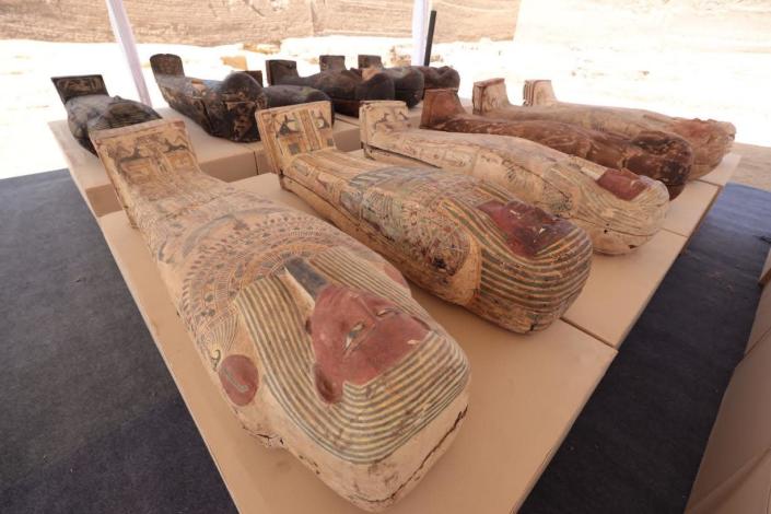 Los sarcófagos, o ataúdes, aún sellados y que contienen los restos momificados en buen estado de los antiguos egipcios, se exhiben en la necrópolis de Saqqara, cerca de El Cairo, en Egipto, en una fotografía proporcionada por el Ministerio de Antigüedades de Egipto, el 30 de mayo de 2022.  ; / Crédito: Ministerio de Turismo y Antigüedades de Egipto