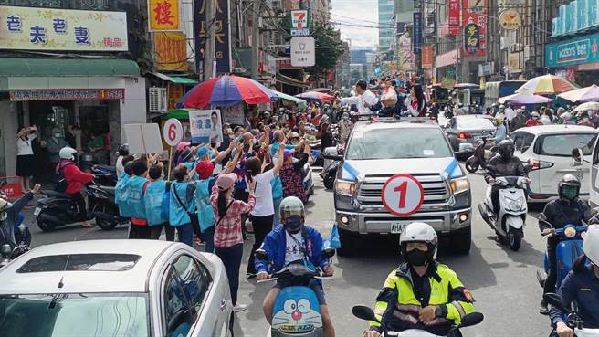 張善政今在黨主席朱立倫、立委萬美玲和桃園區市議員候選人李曉鐘、詹江村、林政賢、陳美梅、凌濤、張碩芳等人陪同下，在桃園區車隊掃街，受到民眾夾道歡迎。(蔡依珍攝)