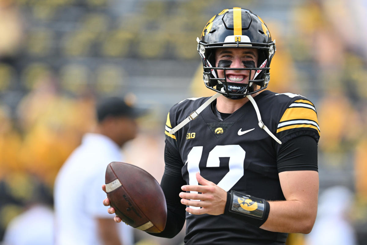 Iowa Hawkeyes football team to wear black pants at Penn State on