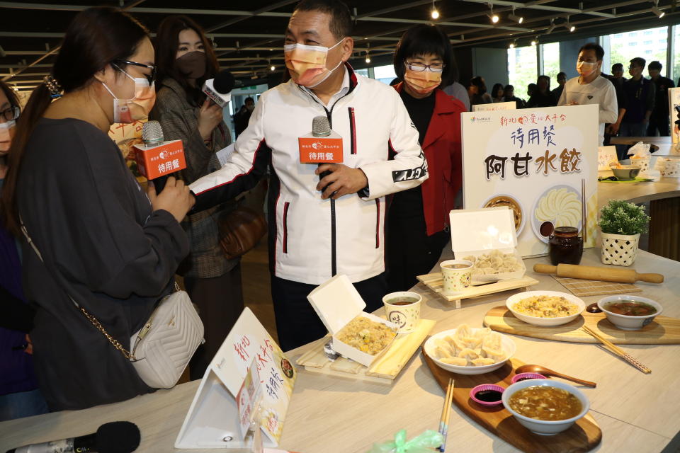 侯友宜感謝阿甘水餃加入新北好日子待用餐。（新北市社會局提供）