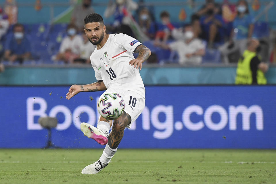 Lorenzo Insigne, de la selección de Italia, marca el tercer tanto del partido inaugural de la Eurocopa ante Turquía, el viernes 11 de junio de 2021, en Roma (Alberto Lingria/Pool Photo via AP)